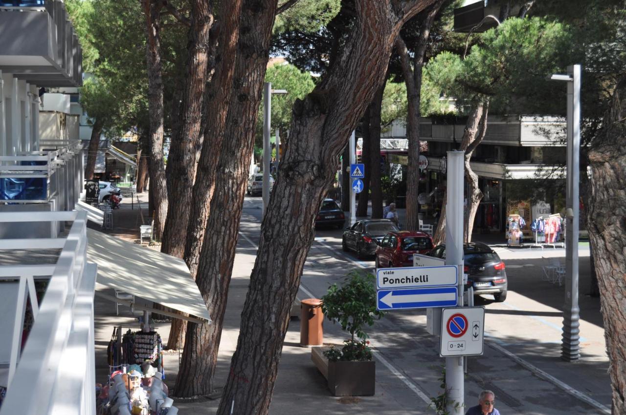 Hotel Susy - Ambienti Rinnovati - Direttamente Su Viale Dante E A Due Passi Dal Mare Riccione Exterior foto